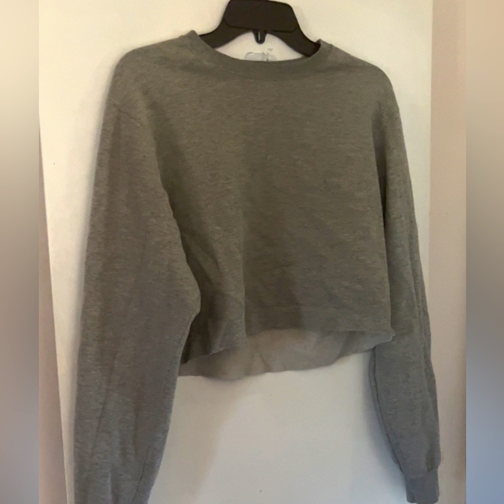 Cropped grey crewneck sweatshirt